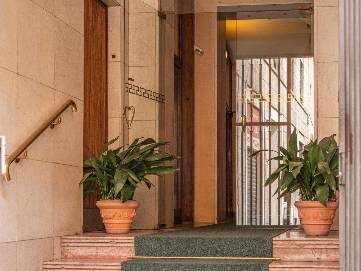 The Rent - With Balcony In Downtown Apartment Mailand